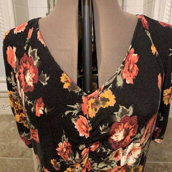 Lane Bryant. Size 18/20. Stretch. Rayon. Black Floral V-neck Pullover. B63 - Picture 5 of 6